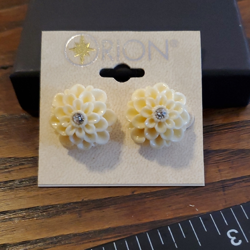 Orion Cream Flower Stud Earrings Vintage NWT